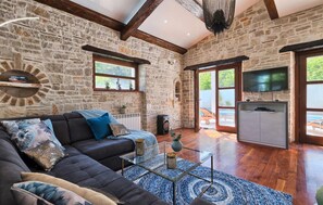 Een televisie, een open haard, een dvd-speler en een stereo