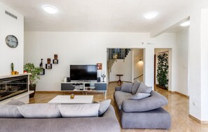 Fernseher, Kamin, DVD-Player, Tischfußball