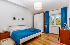 4 chambres, fer et planche à repasser, lit parapluie, Wi-Fi gratuit