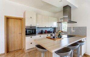 Kühlschrank, Ofen, Geschirrspüler, Wasserkocher mit Kaffee-/Teezubehör