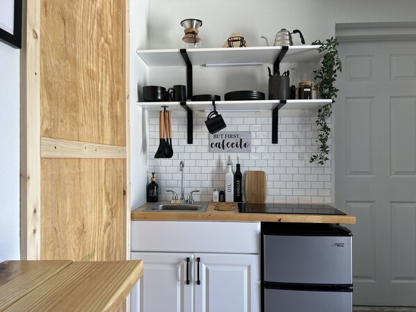 Een koelkast, een microgolfoven, een kookplaat