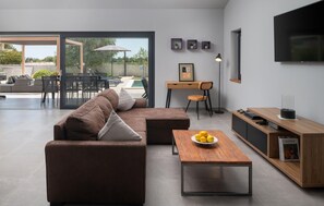 Televisio, pöytäjalkapallopöytä, pöytätennispöytä, stereot