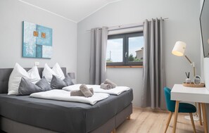 3 bedrooms, iron/ironing board, travel cot, free WiFi - Amazing home in Marcana (Marcana)