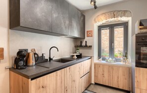 Kühlschrank, Ofen, Geschirrspüler, Wasserkocher mit Kaffee-/Teezubehör