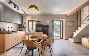 Kühlschrank, Ofen, Geschirrspüler, Wasserkocher mit Kaffee-/Teezubehör