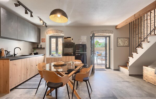 Kühlschrank, Ofen, Geschirrspüler, Wasserkocher mit Kaffee-/Teezubehör