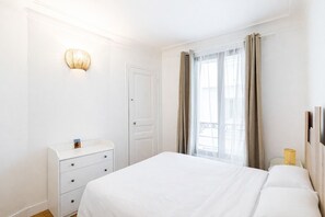 1 soverom, skrivebord, internettilgang og sengetøy