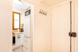 Kjøleskap, mikrobølgeovn, ovn og kaffetrakter/tekoker