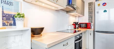 Réfrigérateur, micro-ondes, four, plaque de cuisson