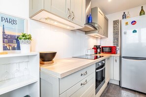 Kylskåp, mikrovågsugn, ugn och spishäll