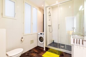 Shower, hair dryer, towels - GuestReady - Metropolitan Stay in the 10th (Paris)