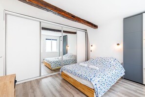 1 chambre, bureau, fer et planche à repasser, accès Internet