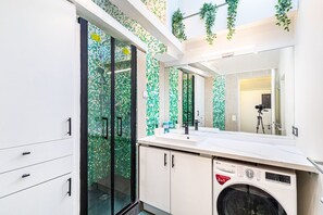 Douche, sèche-cheveux, serviettes fournies