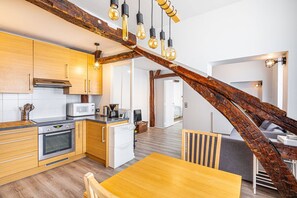 Kühlschrank, Mikrowelle, Ofen, Wasserkocher mit Kaffee-/Teezubehör