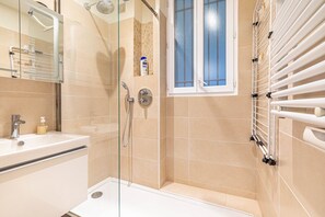 Douche, sèche-cheveux, serviettes fournies