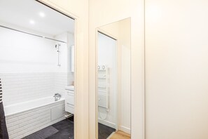 Een haardroger, handdoeken