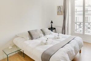 1 soverom, skrivebord, internettilgang og sengetøy