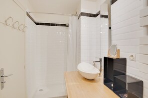 Een douche, een haardroger, handdoeken