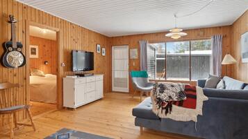 3 habitaciones, tabla de planchar con plancha y cuna de viaje