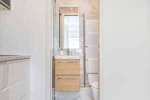 Shower, hair dryer, towels