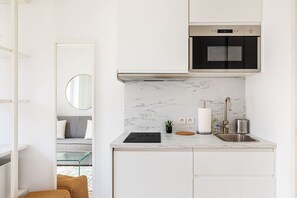 Kühlschrank, Mikrowelle, Ofen, Wasserkocher mit Kaffee-/Teezubehör