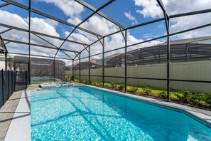 Una piscina al aire libre, una piscina climatizada