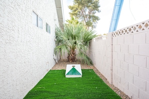 Property grounds - Near Las Vegas Strip House w/ beautiful Pool, Jacuzzi, BBQ, large TVs (Las Vegas)