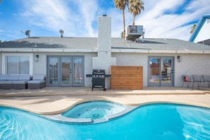 Pool - Near Las Vegas Strip House w/ beautiful Pool, Jacuzzi, BBQ, large TVs (Las Vegas)