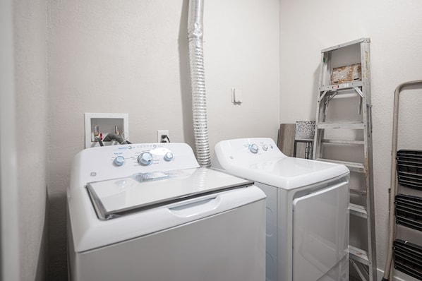 Interior - Near Las Vegas Strip House w/ beautiful Pool, Jacuzzi, BBQ, large TVs (Las Vegas)