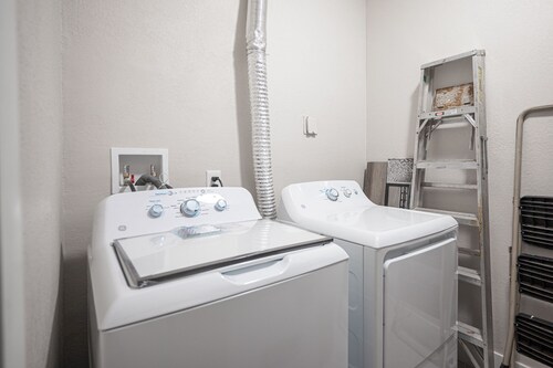 Near Las Vegas Strip House w/ beautiful Pool, Jacuzzi, BBQ, large TVs