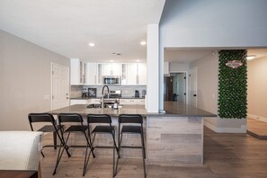 Private kitchen - Near Las Vegas Strip House w/ beautiful Pool, Jacuzzi, BBQ, large TVs (Las Vegas)