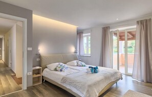 3 habitaciones, tabla de planchar con plancha y cuna de viaje 