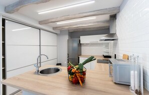 Refrigerador, horno, lavavajillas y cafetera y tetera 