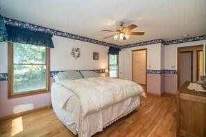 3 bedrooms, travel cot, bed sheets