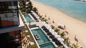 A modern hotel with a rooftop infinity pool overlooking a beach. - Ritz Barra de São Miguel (Barra de São Miguel)