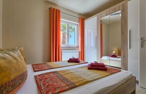 3 habitaciones, tabla de planchar con plancha y cuna de viaje 