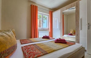 3 habitaciones, tabla de planchar con plancha y cuna de viaje
