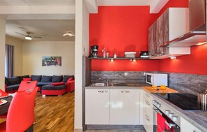 Kjøleskap, ovn, oppvaskmaskin og kaffetrakter/tekoker