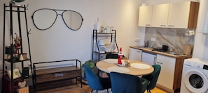 Frigorífico, microondas, placa de cocina y lavavajillas