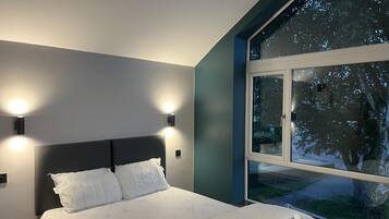 1 dormitorio, tabla de planchar con plancha, wifi y ropa de cama