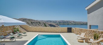 Stunning home in Metajna