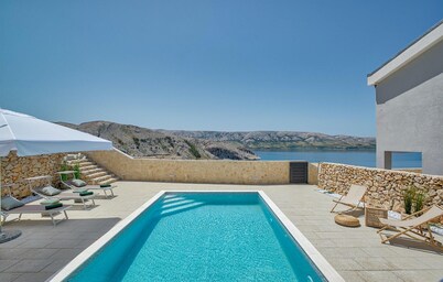 Stunning home in Metajna