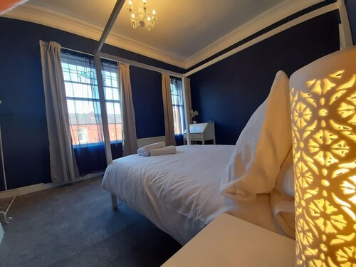 Spacious 5-Bed House - Sleeps 10, Garden & Parking