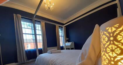 Spacious 5-Bed House - Sleeps 10, Garden & Parking