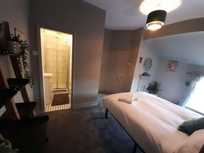 5 bedrooms, iron/ironing board, WiFi, bed sheets