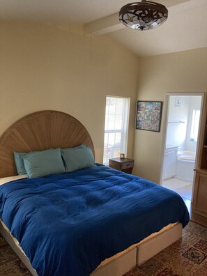 2 bedrooms, desk, iron/ironing board, free WiFi - The Love House (Lakeport)
