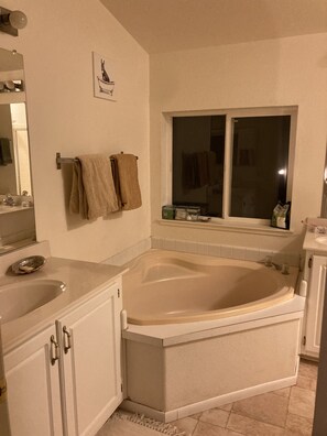 Towels, soap, shampoo, toilet paper - The Love House (Lakeport)