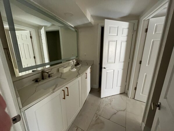 Baignoire Ă jets, sĂšche-cheveux, serviettes fournies, savon