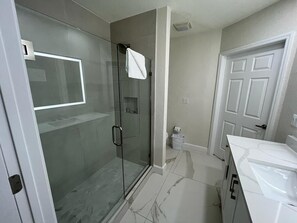 Baignoire Ă jets, sĂšche-cheveux, serviettes fournies, savon