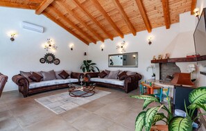 Smart-TV, Kamin, Tischtennisplatte, Stereoanlage